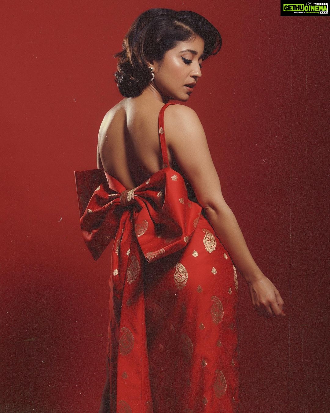 Shweta Tripathi Instagram - Mercury RETRO. That's where I put the full stop 🛑 📸 @anurag_kabburphotography Outfit: Conceptualised and designed by @purplerhapsody with assistance from @monica_nim Repurposed Benarasi Silk fabric sourced from @shriyasinghi.co Beauty @krisann.figueiredo.mua Mane @makeupbyvirja #SustainableSundari #SustainabilityAwards #ConsciousFashion