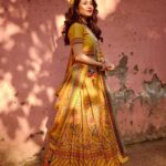 Shweta Tripathi Instagram - Laal phool, peela phool, Battatawada.. 📸 @harshjanii Wearing @toraniofficial @zariinjewelry @tribebyamrapali @sangeetaboochra @6degree.store Styled by @purplerhapsody MUA @hriyamarfatia