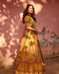 Shweta Tripathi Instagram - Laal phool, peela phool, 
Battatawada.. 

 📸 @harshjanii 
Wearing @toraniofficial @zariinjewelry @tribebyamrapali @sangeetaboochra @6degree.store 
Styled by @purplerhapsody 
MUA @hriyamarfatia