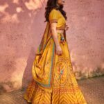 Shweta Tripathi Instagram - Laal phool, peela phool, Battatawada.. 📸 @harshjanii Wearing @toraniofficial @zariinjewelry @tribebyamrapali @sangeetaboochra @6degree.store Styled by @purplerhapsody MUA @hriyamarfatia