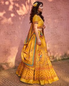 Shweta Tripathi Instagram - Laal phool, peela phool, 
Battatawada.. 

 📸 @harshjanii 
Wearing @toraniofficial @zariinjewelry @tribebyamrapali @sangeetaboochra @6degree.store 
Styled by @purplerhapsody 
MUA @hriyamarfatia