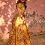 Shweta Tripathi Instagram - Laal phool, peela phool, Battatawada.. 📸 @harshjanii Wearing @toraniofficial @zariinjewelry @tribebyamrapali @sangeetaboochra @6degree.store Styled by @purplerhapsody MUA @hriyamarfatia