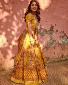 Shweta Tripathi Instagram - Laal phool, peela phool, 
Battatawada.. 

 📸 @harshjanii 
Wearing @toraniofficial @zariinjewelry @tribebyamrapali @sangeetaboochra @6degree.store 
Styled by @purplerhapsody 
MUA @hriyamarfatia