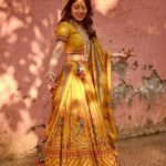 Shweta Tripathi Instagram - Laal phool, peela phool, Battatawada.. 📸 @harshjanii Wearing @toraniofficial @zariinjewelry @tribebyamrapali @sangeetaboochra @6degree.store Styled by @purplerhapsody MUA @hriyamarfatia