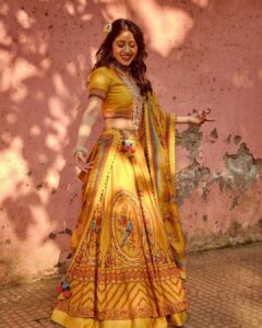 Shweta Tripathi Instagram - Laal phool, peela phool, 
Battatawada.. 

 📸 @harshjanii 
Wearing @toraniofficial @zariinjewelry @tribebyamrapali @sangeetaboochra @6degree.store 
Styled by @purplerhapsody 
MUA @hriyamarfatia