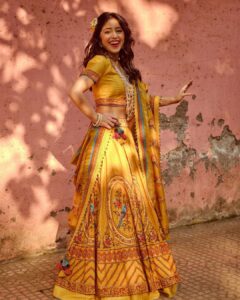 Shweta Tripathi Instagram - Laal phool, peela phool, 
Battatawada.. 

 📸 @harshjanii 
Wearing @toraniofficial @zariinjewelry @tribebyamrapali @sangeetaboochra @6degree.store 
Styled by @purplerhapsody 
MUA @hriyamarfatia
