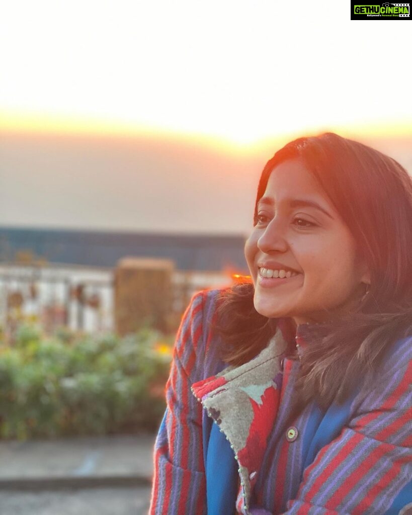Shweta Tripathi Instagram - Garam garam Battatawada at cold cold sunset ❄️⛅️ 📸 @_slowcheeta_ In @ilovepero 🌺 Kasauli, Himachal Pradesh