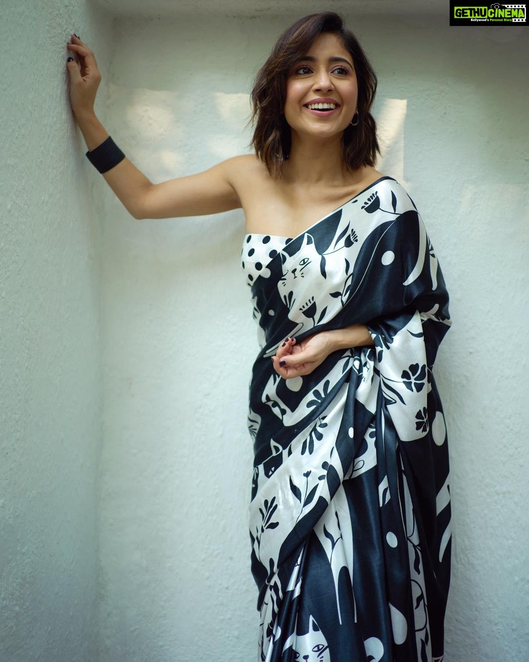 Shweta Tripathi Instagram - Spot the meow 😻 📸 @palashsverma Wearing @suta_bombay @londonrag_in @blingsutra Styled by @purplerhapsody Beauty @nisha.karna Mane @akshataa.mani Style team @monica_nim #Promotions #SustainableSundari #KanjoosMakhichoos