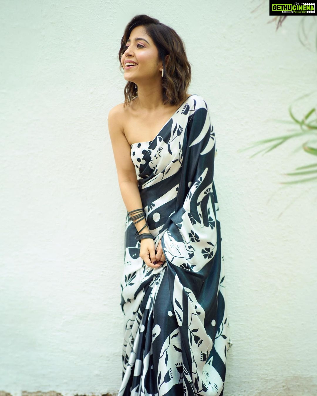 Shweta Tripathi Instagram - Spot the meow 😻 📸 @palashsverma Wearing @suta_bombay @londonrag_in @blingsutra Styled by @purplerhapsody Beauty @nisha.karna Mane @akshataa.mani Style team @monica_nim #Promotions #SustainableSundari #KanjoosMakhichoos