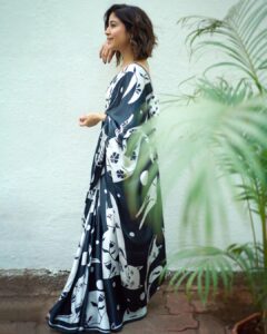 Shweta Tripathi Instagram - Spot the meow 😻 📸 @palashsverma Wearing @suta_bombay @londonrag_in @blingsutra Styled by @purplerhapsody Beauty @nisha.karna Mane @akshataa.mani Style team @monica_nim #Promotions #SustainableSundari #KanjoosMakhichoos
