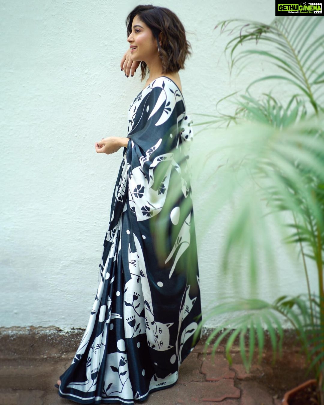 Shweta Tripathi Instagram - Spot the meow 😻 📸 @palashsverma Wearing @suta_bombay @londonrag_in @blingsutra Styled by @purplerhapsody Beauty @nisha.karna Mane @akshataa.mani Style team @monica_nim #Promotions #SustainableSundari #KanjoosMakhichoos