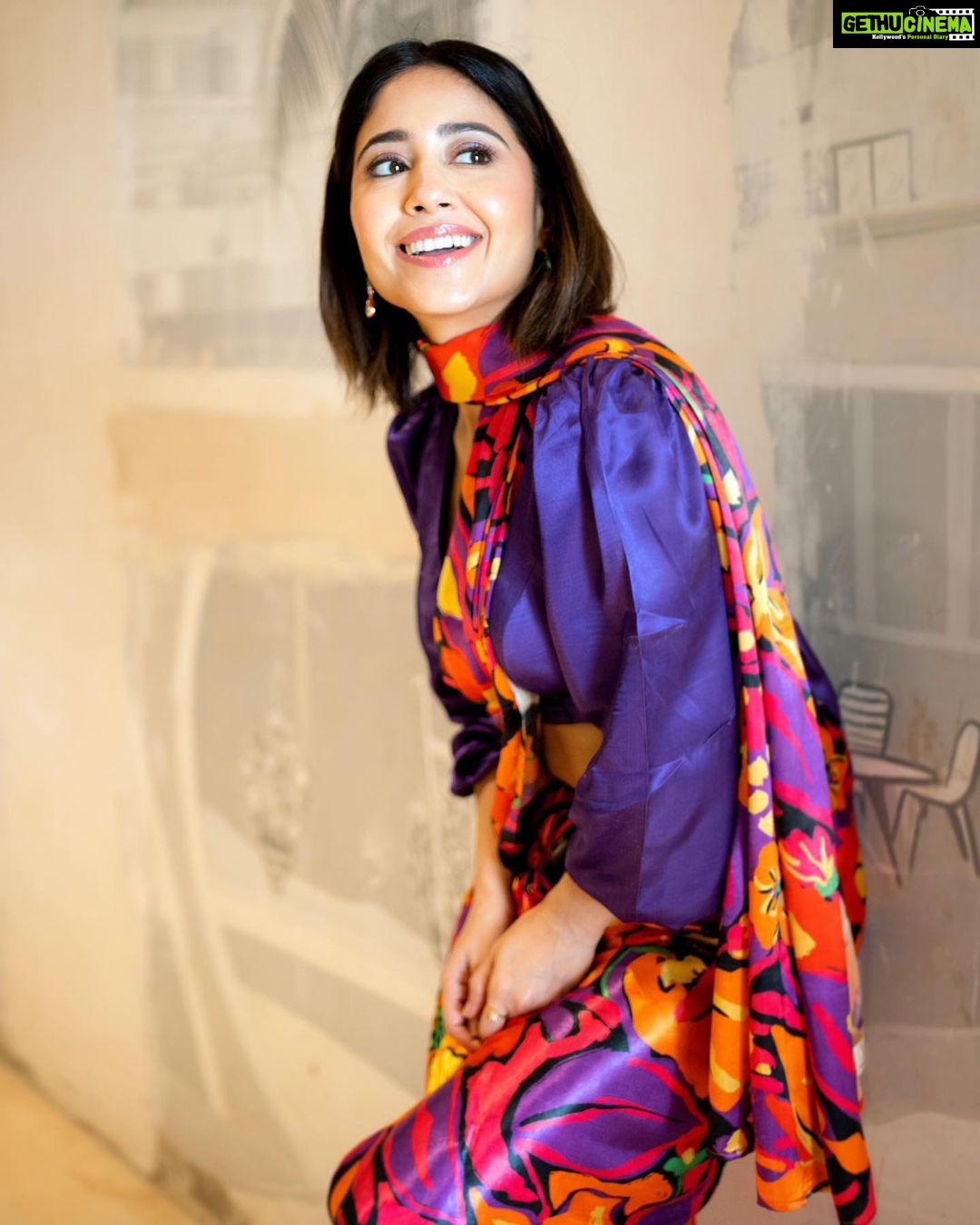 Shweta Tripathi Instagram - They say live life in colour 🪸 📸 @palashsverma Wearing @suta_bombay @ishhaara Styled by @purplerhapsody Beauty @nisha.karna Mane @mehvish.majithia Style team @monica_nim #Promotions #SustainableSundari #KanjoosMakhichoos