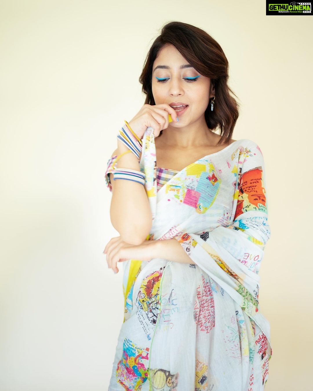 Shweta Tripathi Instagram - May your weekend be as 🎨 as my saree!✨ 📸 @palashsverma Wearing: @shubhadesign @larrarh_ Styled by @purplerhapsody Beauty @krisann.figueiredo.mua Mane @makeupbyvirja Style team: @monica_nim #Promotions #SustainableSundari #KanjoosMakhichoos