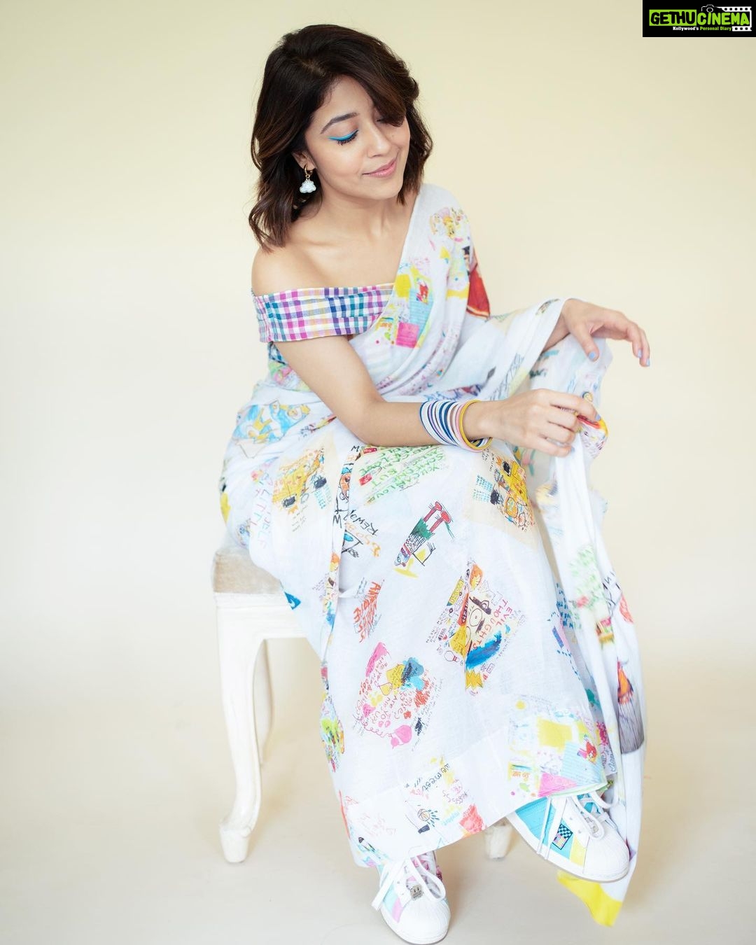 Shweta Tripathi Instagram - May your weekend be as 🎨 as my saree!✨ 📸 @palashsverma Wearing: @shubhadesign @larrarh_ Styled by @purplerhapsody Beauty @krisann.figueiredo.mua Mane @makeupbyvirja Style team: @monica_nim #Promotions #SustainableSundari #KanjoosMakhichoos