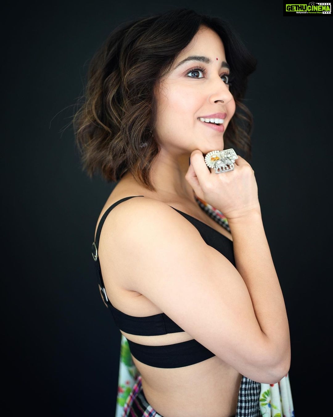 Shweta Tripathi Instagram - Nayee picture release hoi hai. Dekhiye and bataiye? ❣️🍿 📸 @palashsverma Wearing @ilovepero @goldenwindow @ishhaara @aprajitatoorofficial Styled by @purplerhapsody Beauty @krisann.figueiredo.mua Mane @makeupbyvirja Style team @monica_nim #KanjoosMakhichoos #Promotions #SustainableSundari #Zee5