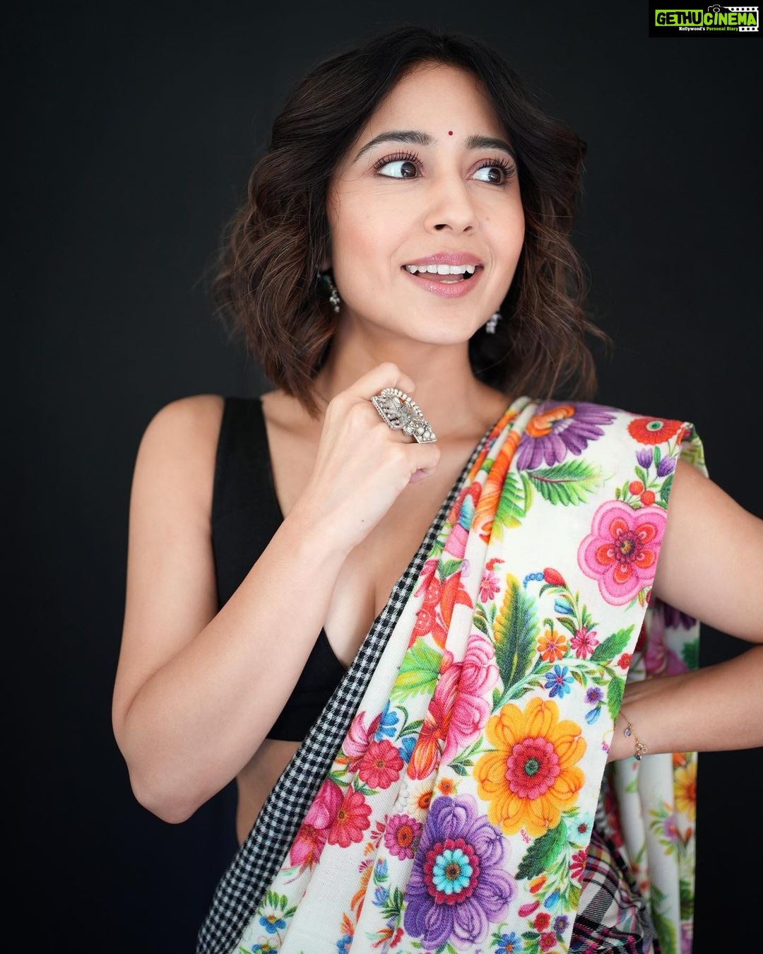 Shweta Tripathi Instagram - Nayee picture release hoi hai. Dekhiye and bataiye? ❣️🍿 📸 @palashsverma Wearing @ilovepero @goldenwindow @ishhaara @aprajitatoorofficial Styled by @purplerhapsody Beauty @krisann.figueiredo.mua Mane @makeupbyvirja Style team @monica_nim #KanjoosMakhichoos #Promotions #SustainableSundari #Zee5