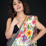 Shweta Tripathi Instagram - Nayee picture release hoi hai. Dekhiye and bataiye? ❣️🍿 📸 @palashsverma Wearing @ilovepero @goldenwindow @ishhaara @aprajitatoorofficial Styled by @purplerhapsody Beauty @krisann.figueiredo.mua Mane @makeupbyvirja Style team @monica_nim #KanjoosMakhichoos #Promotions #SustainableSundari #Zee5