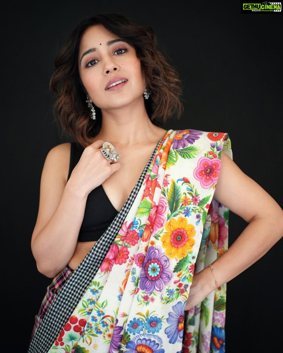 Shweta Tripathi Instagram - Nayee picture release hoi hai. Dekhiye and bataiye? ❣️🍿 📸 @palashsverma Wearing @ilovepero @goldenwindow @ishhaara @aprajitatoorofficial Styled by @purplerhapsody Beauty @krisann.figueiredo.mua Mane @makeupbyvirja Style team @monica_nim #KanjoosMakhichoos #Promotions #SustainableSundari #Zee5