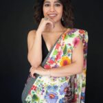 Shweta Tripathi Instagram - Nayee picture release hoi hai. Dekhiye and bataiye? ❣️🍿 📸 @palashsverma Wearing @ilovepero @goldenwindow @ishhaara @aprajitatoorofficial Styled by @purplerhapsody Beauty @krisann.figueiredo.mua Mane @makeupbyvirja Style team @monica_nim #KanjoosMakhichoos #Promotions #SustainableSundari #Zee5