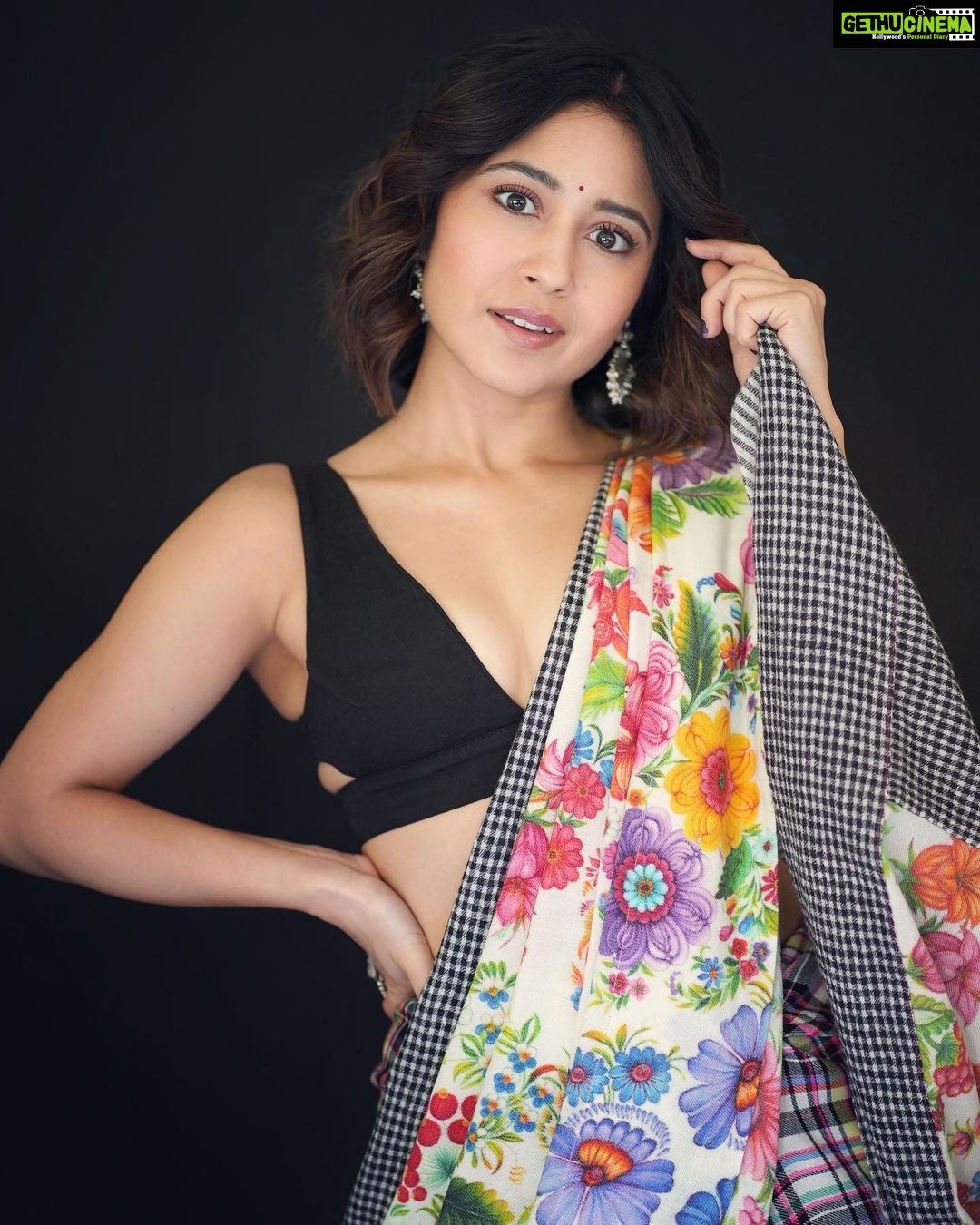 Shweta Tripathi Instagram - Channelling my inner Gud(i) on Gudi Padwa ππΌπ« πΈ @palashsverma Wearing @ilovepero @goldenwindow @ishhaara @aprajitatoorofficial Styled by @purplerhapsody Beauty @krisann.figueiredo.mua Mane @makeupbyvirja Style team @monica_nim #KanjoosMakhichoos #Promotions #SustainableSundari