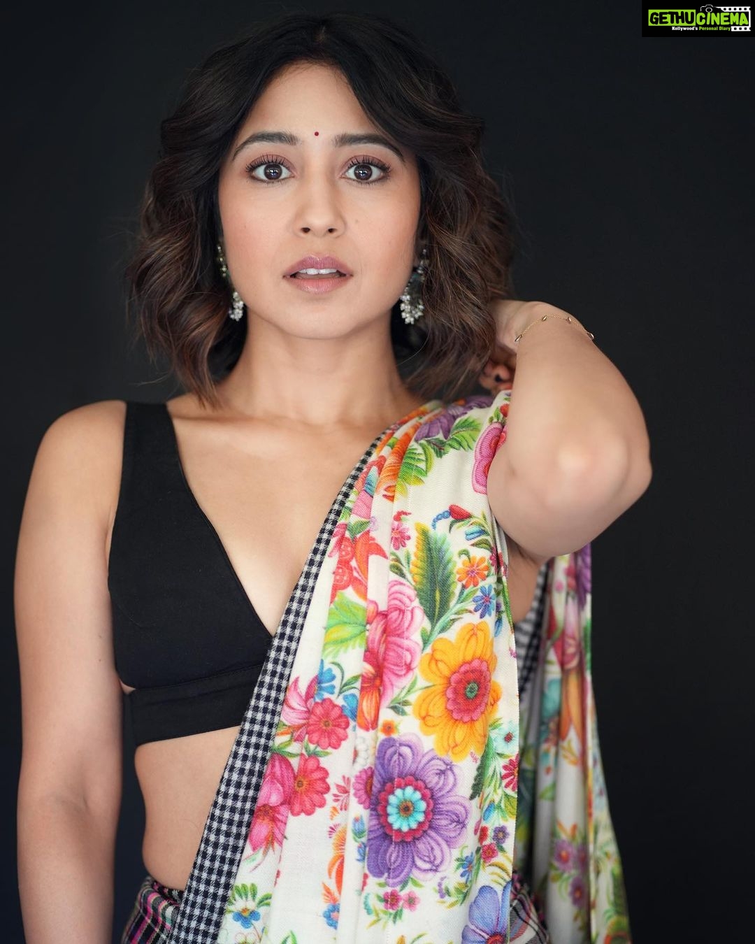 Shweta Tripathi Instagram - Channelling my inner Gud(i) on Gudi Padwa ππΌπ« πΈ @palashsverma Wearing @ilovepero @goldenwindow @ishhaara @aprajitatoorofficial Styled by @purplerhapsody Beauty @krisann.figueiredo.mua Mane @makeupbyvirja Style team @monica_nim #KanjoosMakhichoos #Promotions #SustainableSundari