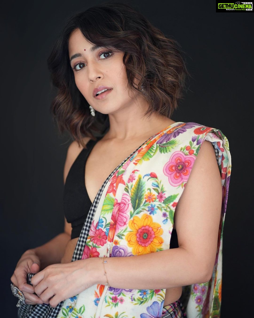 Shweta Tripathi Instagram - Channelling my inner Gud(i) on Gudi Padwa ππΌπ« πΈ @palashsverma Wearing @ilovepero @goldenwindow @ishhaara @aprajitatoorofficial Styled by @purplerhapsody Beauty @krisann.figueiredo.mua Mane @makeupbyvirja Style team @monica_nim #KanjoosMakhichoos #Promotions #SustainableSundari