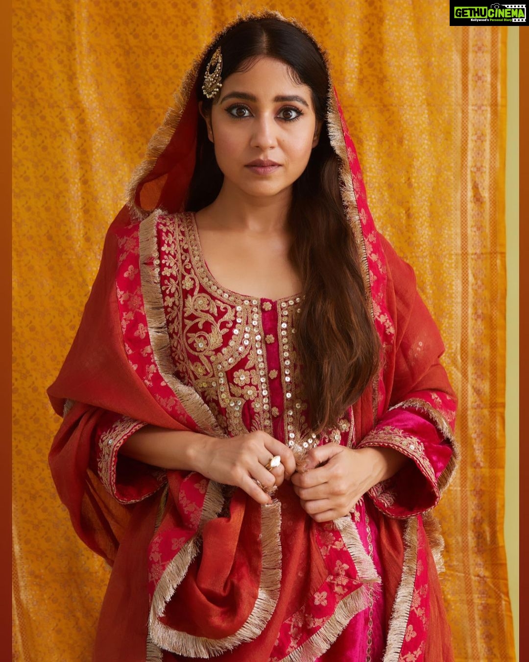 Shweta Tripathi Instagram - वो चेहरा किताबी रहा सामने बड़ी ख़ूबसूरत पढ़ाई हुई✨ -बशीर बद्र 📸 @kopp_foto Wearing @heenakochharofficial Styled by @purplerhapsody Beauty & mane @krisann.figueiredo.mua Style team @monica_nim #STStyle