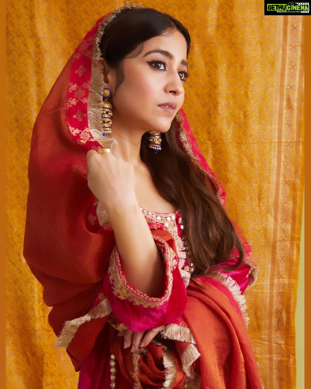 Shweta Tripathi Instagram - वो चेहरा किताबी रहा सामने बड़ी ख़ूबसूरत पढ़ाई हुई✨ -बशीर बद्र 📸 @kopp_foto Wearing @heenakochharofficial Styled by @purplerhapsody Beauty & mane @krisann.figueiredo.mua Style team @monica_nim #STStyle