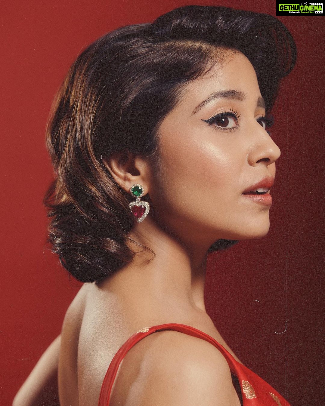 Shweta Tripathi Instagram - Mercury RETRO. That's where I put the full stop 🛑 📸 @anurag_kabburphotography Outfit: Conceptualised and designed by @purplerhapsody with assistance from @monica_nim Repurposed Benarasi Silk fabric sourced from @shriyasinghi.co Beauty @krisann.figueiredo.mua Mane @makeupbyvirja #SustainableSundari #SustainabilityAwards #ConsciousFashion