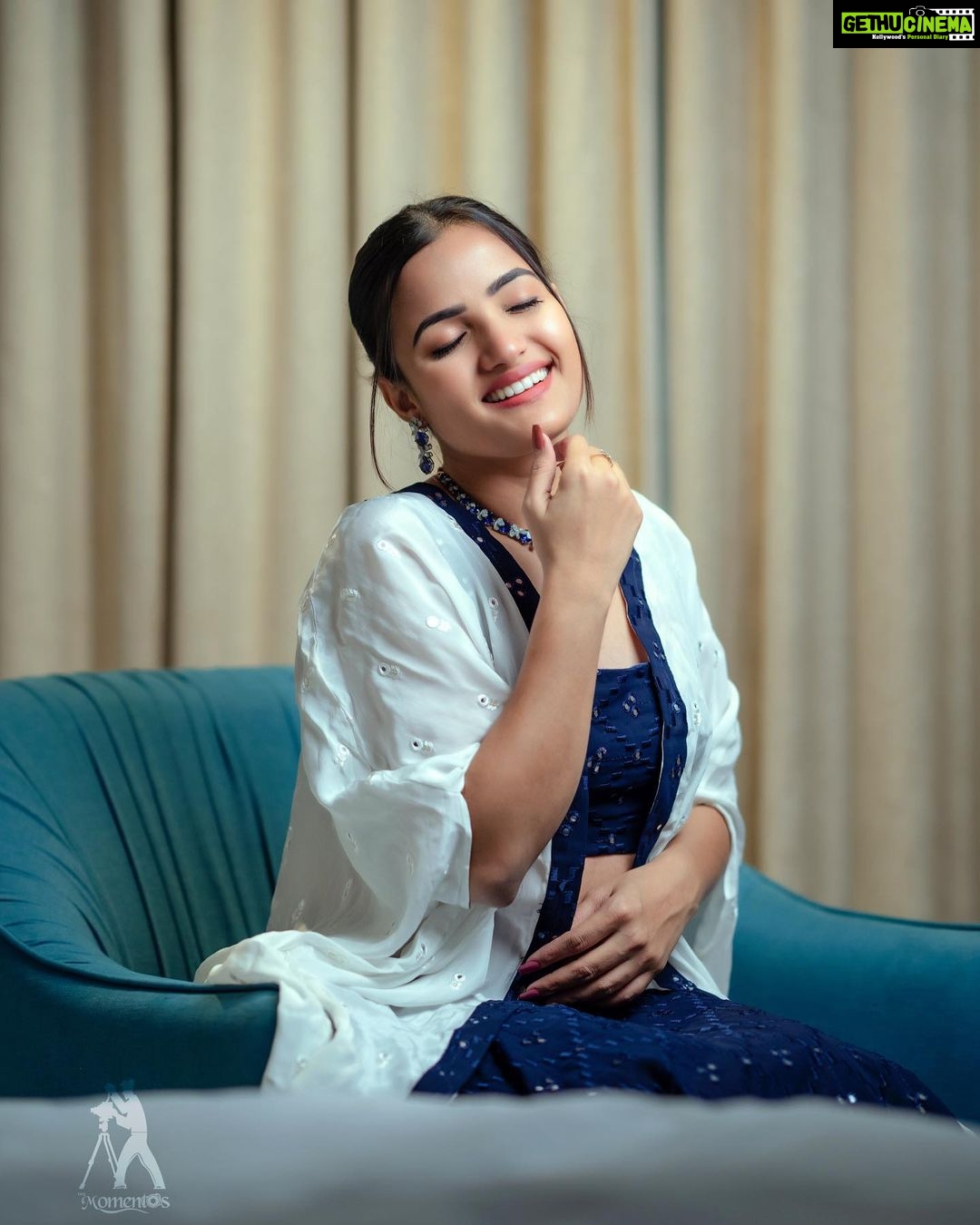 Siri Hanumanth Instagram - #goodvibes . . Wearing @pari.designers_ Jewellery @emmadi_silver_jewellery 📸 @themomentosphotography