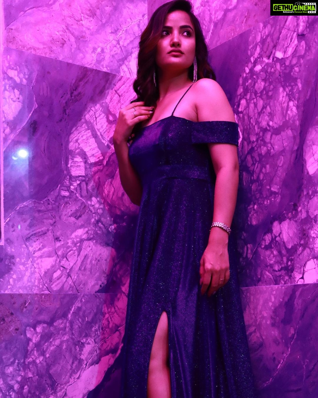 Siri Hanumanth Instagram - Its all about yesterday’s birthday party !! Thank u so much guys for making my birthday so special ❤️ . . Wearing: @navya.marouthu Ear rings : @fashioncurvee Pc : @heartfeltphotographyhyd Location : @penthouse_farmstay @3nesh_farm_house