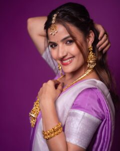 Siri Hanumanth Instagram - Wearing @pari.designers_ 
📸 @rollingcaptures 
Makeup @vj_beauty_makeup 
Hairstyling @thisisrupakiran