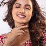 Siri Hanumanth Instagram - Let your light shine ✨ ✨ . . Happy Diwali❤️ . . Wearing : @elegant_threads_by_salma 📸 @chinthuu_klicks Mua : @poorna_mua_aesthetic Hair : @savage.hair.studio