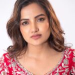 Siri Hanumanth Instagram - Let your light shine ✨ ✨ . . Happy Diwali❤️ . . Wearing : @elegant_threads_by_salma 📸 @chinthuu_klicks Mua : @poorna_mua_aesthetic Hair : @savage.hair.studio