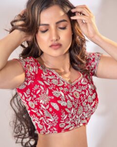 Siri Hanumanth Instagram - Let your light shine ✨ ✨ 
.
.
Happy Diwali❤️
.
.
Wearing : @elegant_threads_by_salma 
📸 @chinthuu_klicks 
Mua : @poorna_mua_aesthetic 
Hair : @savage.hair.studio