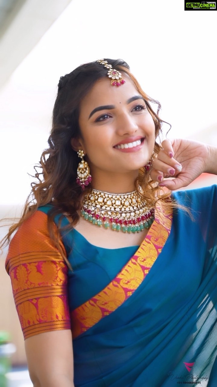 Siri Hanumanth Instagram - Spread love❤️ . . Wearing: @pari.designers_ Jewellery: @emmadi_silver_jewellery 🎥 @venkat_tammana