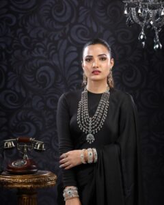 Siri Hanumanth Instagram - Don’t underestimate me😎
.
.
#blacklove #sareefashion #emmadijewellery #photohoots📷 #modelshoots