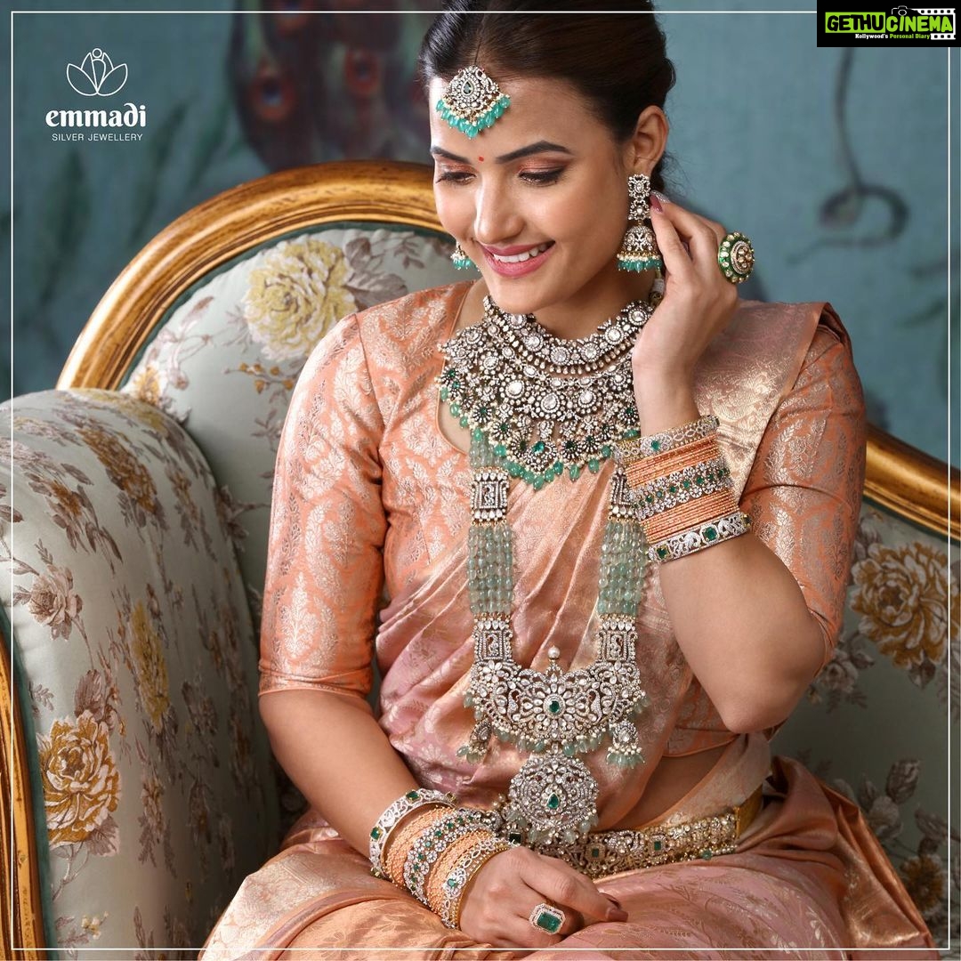 Siri Hanumanth Instagram - COMING SOON SOMETHING BIG SOMETHING NEW @emmadi_silver_jewellery #waitforit #emmadisilverjewellery #new #influencer #influencermarketing #hyderabad #jewellery #newpost #events #hyderabadinsta #hyderabadfashion #sirihanmanth #commingsoon Outfit: @mangalagowrisilks