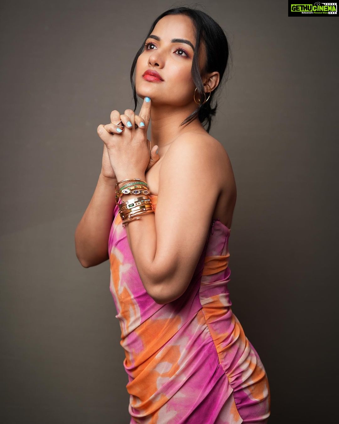 Siri Hanumanth Instagram - Be bold enough to Dream & brave enough to try !! . . Stylist @greeshma_krishna.k 🎥 @epics_by_pradeep Rings nd bracelets @pra_jewels Ear rings @thetrinkaholic