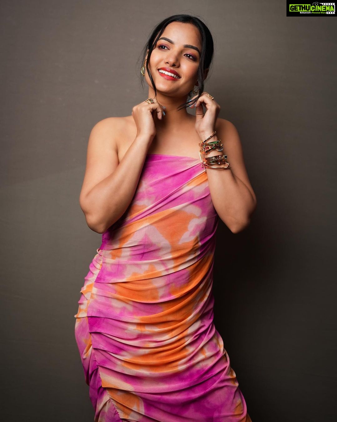 Siri Hanumanth Instagram - Be bold enough to Dream & brave enough to try !! . . Stylist @greeshma_krishna.k 🎥 @epics_by_pradeep Rings nd bracelets @pra_jewels Ear rings @thetrinkaholic