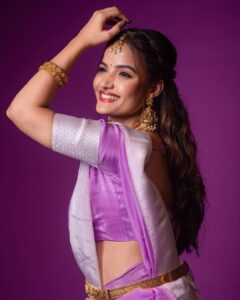 Siri Hanumanth Instagram - Wearing @pari.designers_ 
📸 @rollingcaptures 
Makeup @vj_beauty_makeup 
Hairstyling @thisisrupakiran