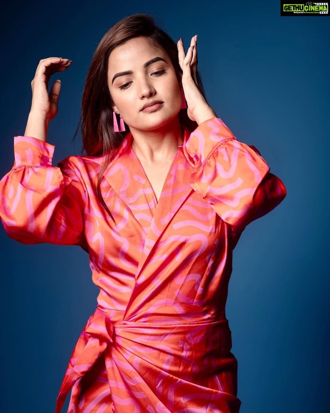 Siri Hanumanth Instagram - Perfect nd radiant 😉 . . Wearing @myntra Makeup nd hairstyling @vj_beauty_makeup 📷 @rollingcaptures