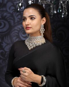 Siri Hanumanth Instagram - Don’t underestimate me😎
.
.
#blacklove #sareefashion #emmadijewellery #photohoots📷 #modelshoots