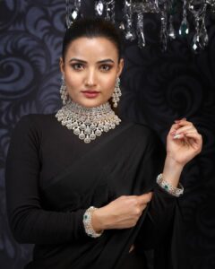 Siri Hanumanth Instagram - Don’t underestimate me😎
.
.
#blacklove #sareefashion #emmadijewellery #photohoots📷 #modelshoots