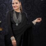Siri Hanumanth Instagram - Don’t underestimate me😎 . . #blacklove #sareefashion #emmadijewellery #photohoots📷 #modelshoots