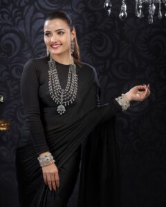Siri Hanumanth Instagram - Don’t underestimate me😎
.
.
#blacklove #sareefashion #emmadijewellery #photohoots📷 #modelshoots