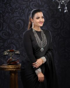 Siri Hanumanth Instagram - Don’t underestimate me😎 . . #blacklove #sareefashion #emmadijewellery #photohoots📷 #modelshoots