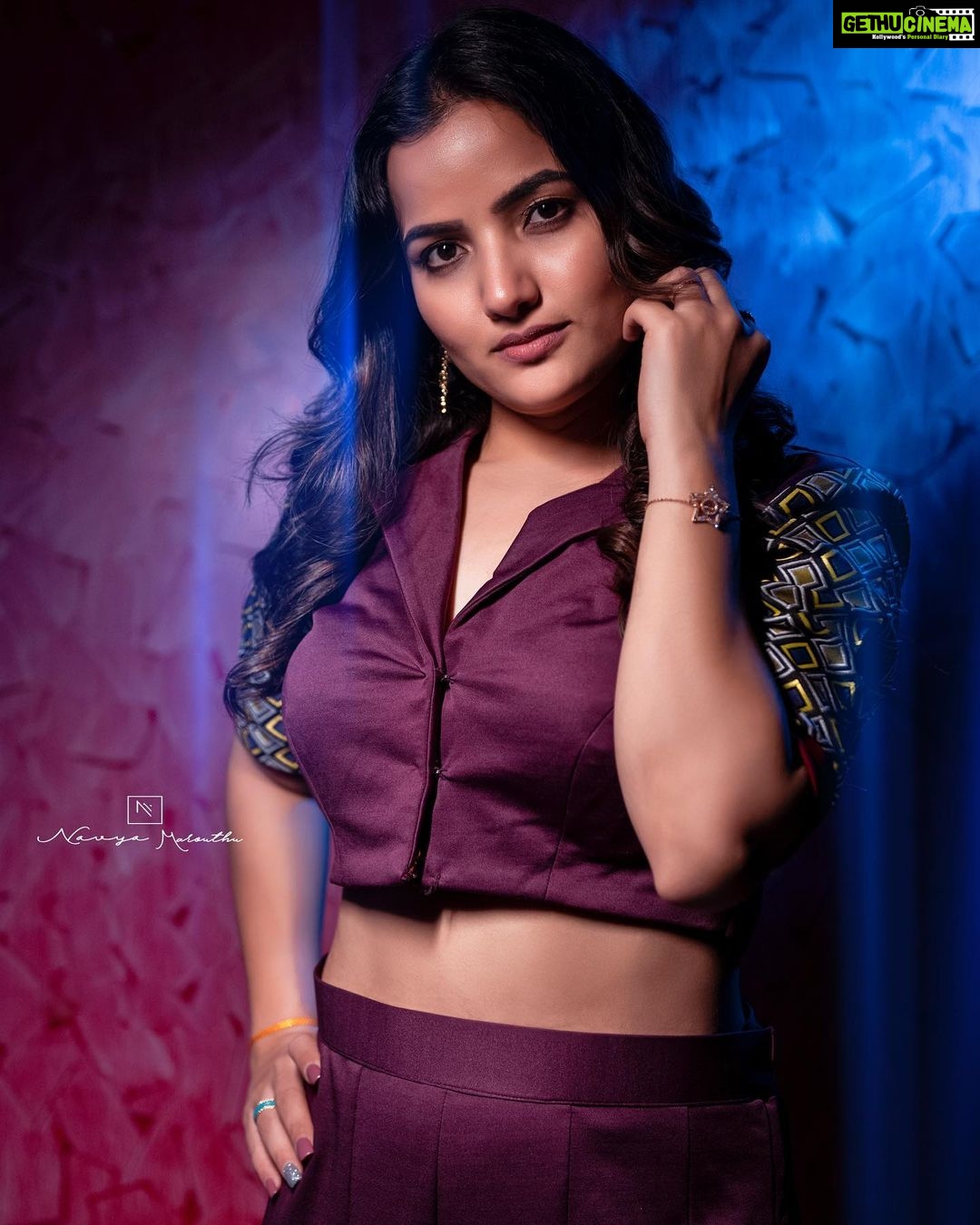 Siri Hanumanth Instagram - If it makes you happy, It doesn't have to make sense to others. . . Inframe: @sirihanmanth π Pc: @weddingtales_by_danielraj . . . #navyamarouthu #sirihanmanth #indowestren #palazzo #palazzopants #croptop #purple #designer #customized