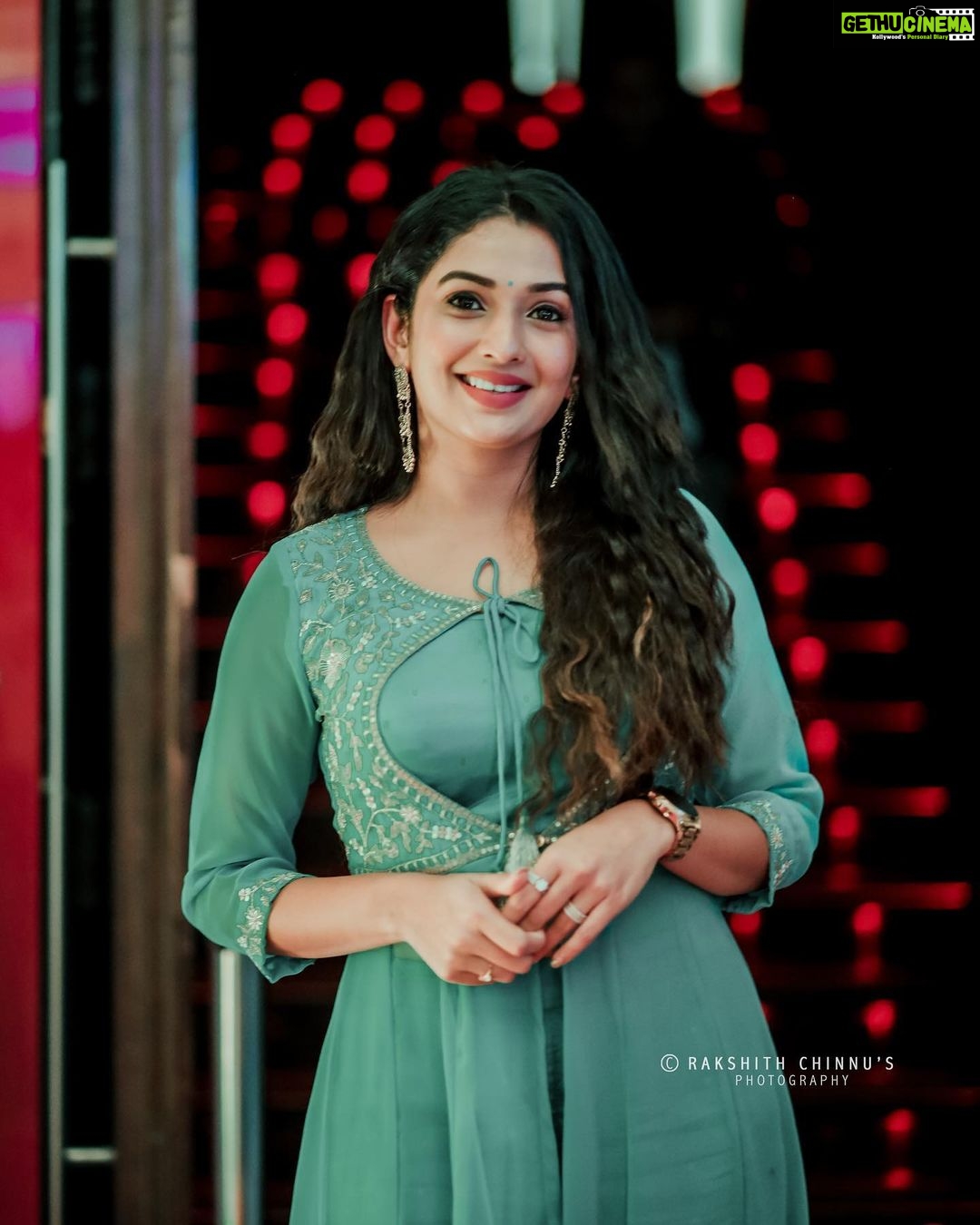Sonal Monteiro Instagram - ๐๐ฎ๐ป๐ฎ๐ฟ๐ฎ๐ Telugu press meet !!! โฅ๏ธ Finally my Debut in Tollywood ! Styled by my lovely @arulaa_by_rashmianooprao โฅ๏ธ Hair - @makeover_by_raghu_nagaraj_n Photography - @rakshith_chinnu95 Assisted by @_karthi_0_7 . . . #banarasthefilm #sonalmonteiro #zaidkhan #kannadavideosong #lahari #tseries #telugu #panindiancinema #panindia #banaras #hyderabad #pushpa #tollywood Hyderabad