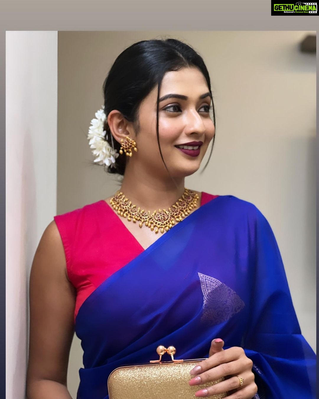 Sonal Monteiro Instagram - Make it 𝗦𝗶𝗺𝗽𝗹𝗲,bu𝘁 𝗦𝗶𝗴𝗻𝗶𝗳𝗶𝗰𝗮𝗻𝘁 ♥️ Designer - @arulaa_by_rashmianooprao Hairstylist - @makeover_by_praveen P.c - @_karthi_0_7 Nails - @nailsaashu.in . . #sonalmonteiro #weddingshenanigans #friendswedding #sareelove #traditionalwear #traditionalart #ethnicjewellery #jewellery